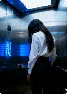 电梯里的白衣女子